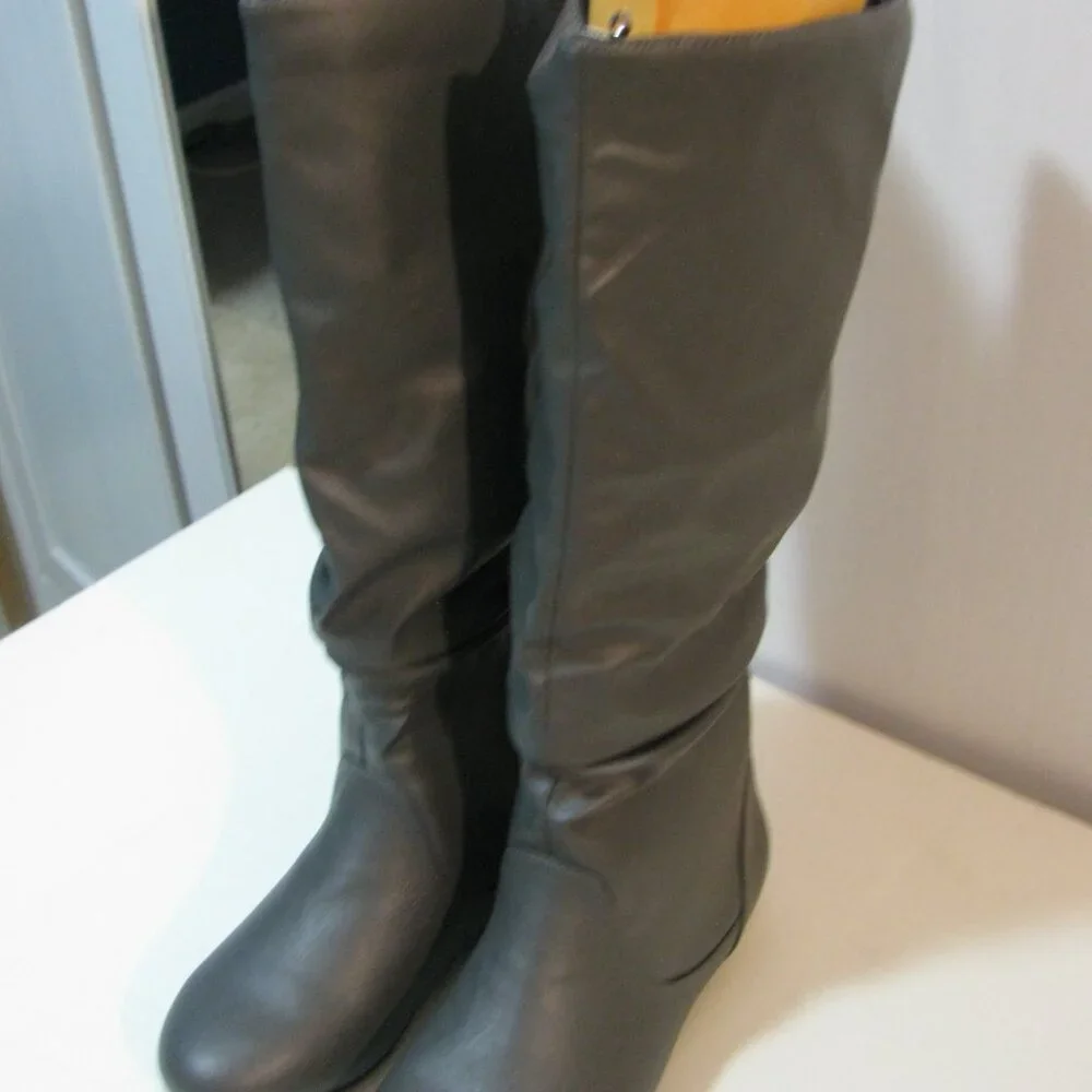 New Gray Boots Size 6 1/2 NWOT No Heel New